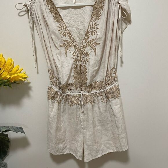 Free People Weila Romper off white  Floral Embroidered size L
Retail $14… - Picture 7 of 11